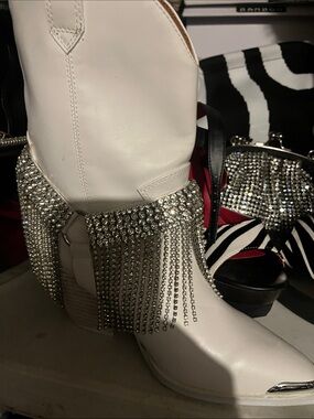 DIVAS LiMiTED White Ankle Boots with Silver Fringe